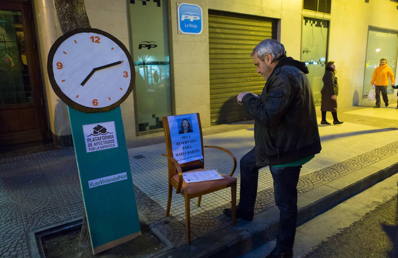 La Plataforma de Afectados por la Hipoteca (PAH) ha realizado una protesta callejera en la puerta de la sede del PP. Reinvindicaciones y vivencias en primera persona para poner nuevamente el problema de los desahucios sobre el tapete.