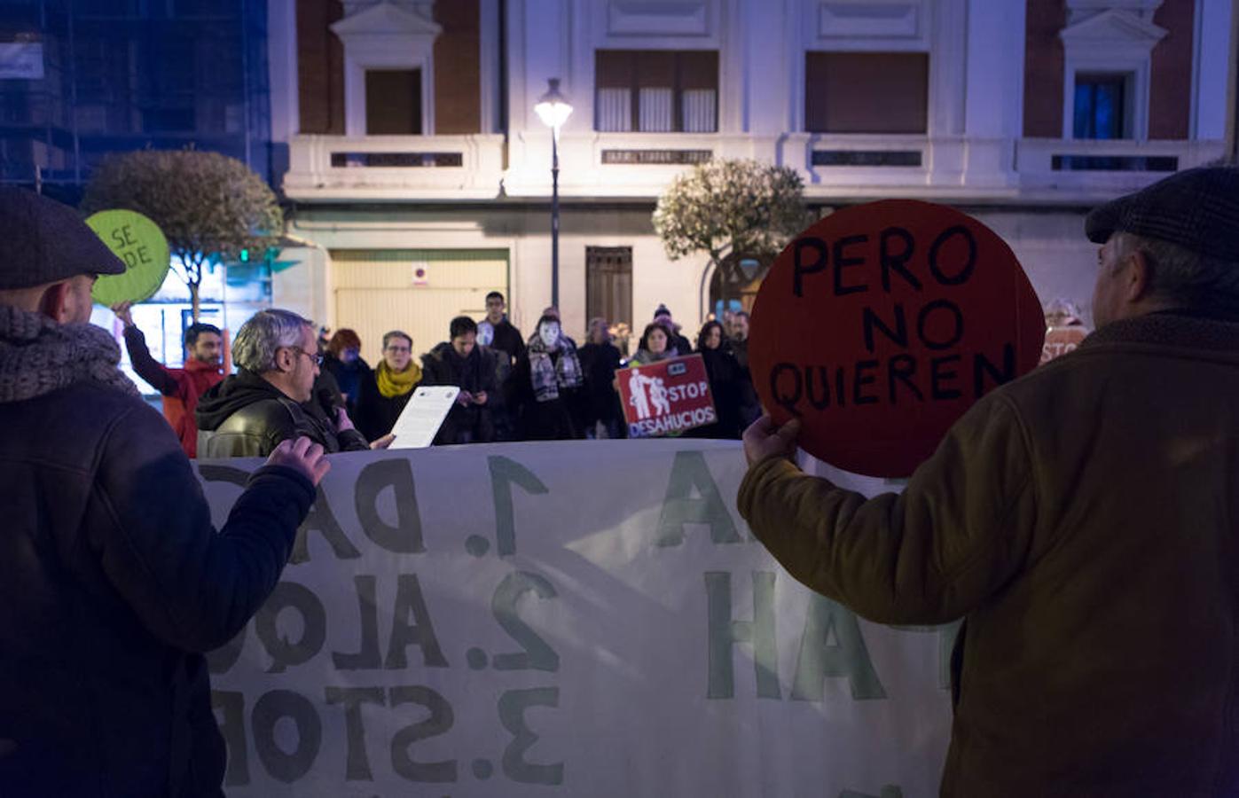 La Plataforma de Afectados por la Hipoteca (PAH) ha realizado una protesta callejera en la puerta de la sede del PP. Reinvindicaciones y vivencias en primera persona para poner nuevamente el problema de los desahucios sobre el tapete.