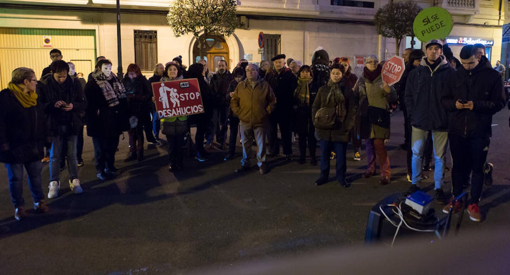 La Plataforma de Afectados por la Hipoteca (PAH) ha realizado una protesta callejera en la puerta de la sede del PP. Reinvindicaciones y vivencias en primera persona para poner nuevamente el problema de los desahucios sobre el tapete.