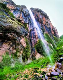 Imagen secundaria 2 - Arriba, el chorrón este de Pueña Puerta. Abajo a la izquierda, Peña Puerta, murallón calizo en el nacimiento del arroyo de Madre, al sur de Viguera. Abajo, el chorrón oeste.