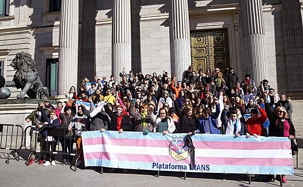 Miembros de la plataforma trans se concentran a las puertas del Congreso.