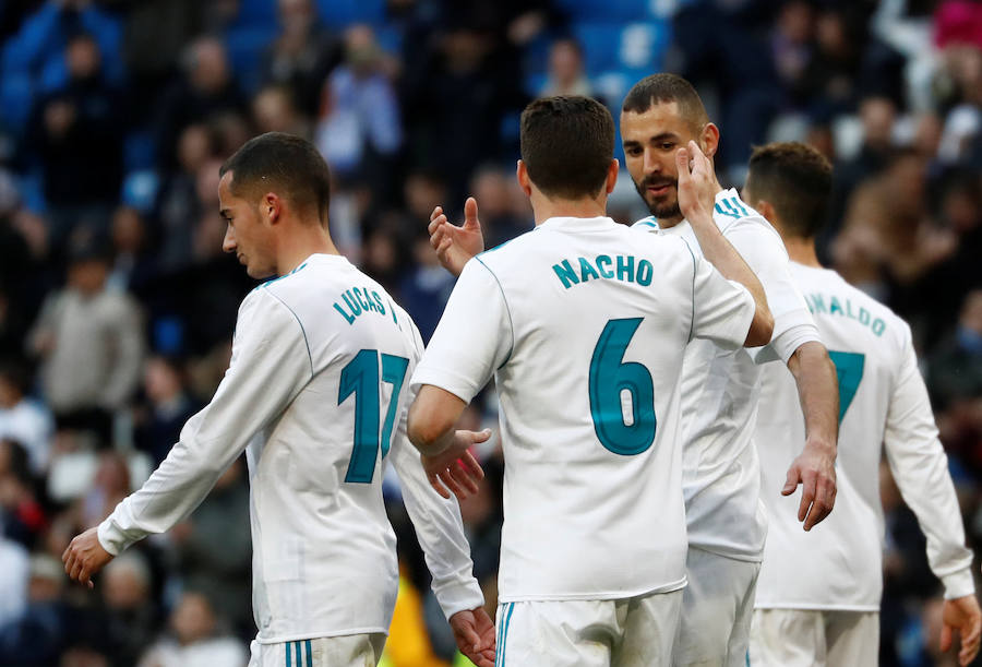 El conjunto de Zinedine Zidane logró su cuarta victoria consecutiva en Liga tras imponerse al cuadro babazorro con un doblete de Cristiano Ronaldo y tantos de Bale y Benzema, este último de penalti. 