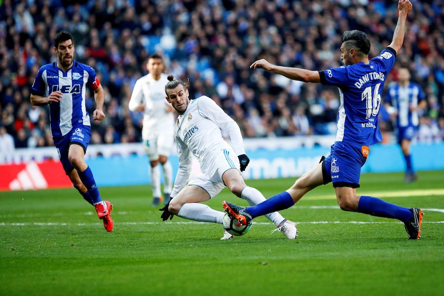 El conjunto de Zinedine Zidane logró su cuarta victoria consecutiva en Liga tras imponerse al cuadro babazorro con un doblete de Cristiano Ronaldo y tantos de Bale y Benzema, este último de penalti. 