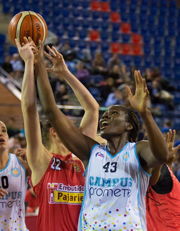 Vanessa Gidden, ex de Girona, pelea por un balón en el partido ante Bembibre. :: sonia tercero