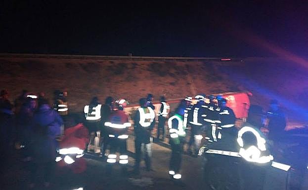 Asistencias médicas atienden a los heridos en la base del talud de la A1 en una imagen tomada con móvil.