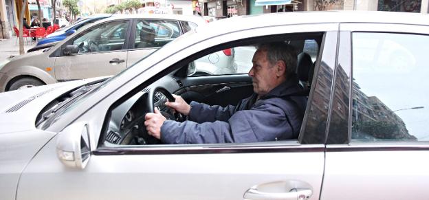 Veterano. Un conductor saca su vehículo del aparcamiento. :