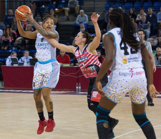 La jugadora del Girona Nuria Martínez intenta entorpecer el balón a Robinson. :: Sonia Tercero