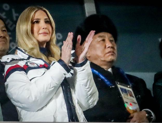 Ivanka Trump aplaude en la clausura de los Juegos, con Kim Yong-chol, máximo representante norcoreano, de fondo. :: lucy nicholson / reuters