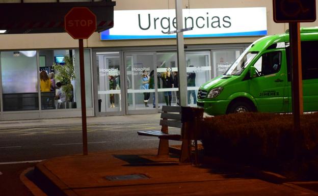 Imagen principal - 1. Los accidentados, ayer, en Urgencias del hospital San Pedro. / Miguel Herreros | 2 y 3. Los servicios sanitarios trasladan a uno de los heridos. / Miguel Ángel / Diario de Burgos