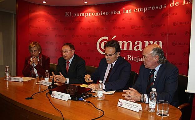 El embajador cubano (tercero por la izquierda) en un acto enmarcado en los negocios en la Cámara de Comercio. 