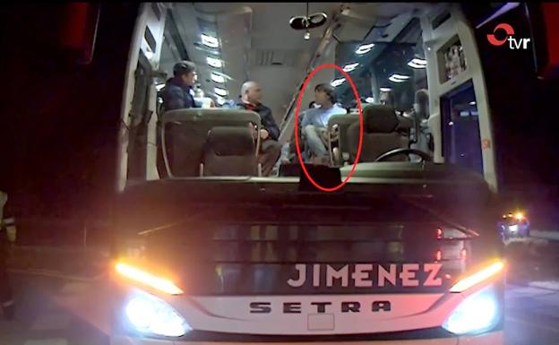 Javier Esparza, en la primera plaza del autobús accidentado la tarde del domingo en la A-1 en las proximidades de Lerma. 