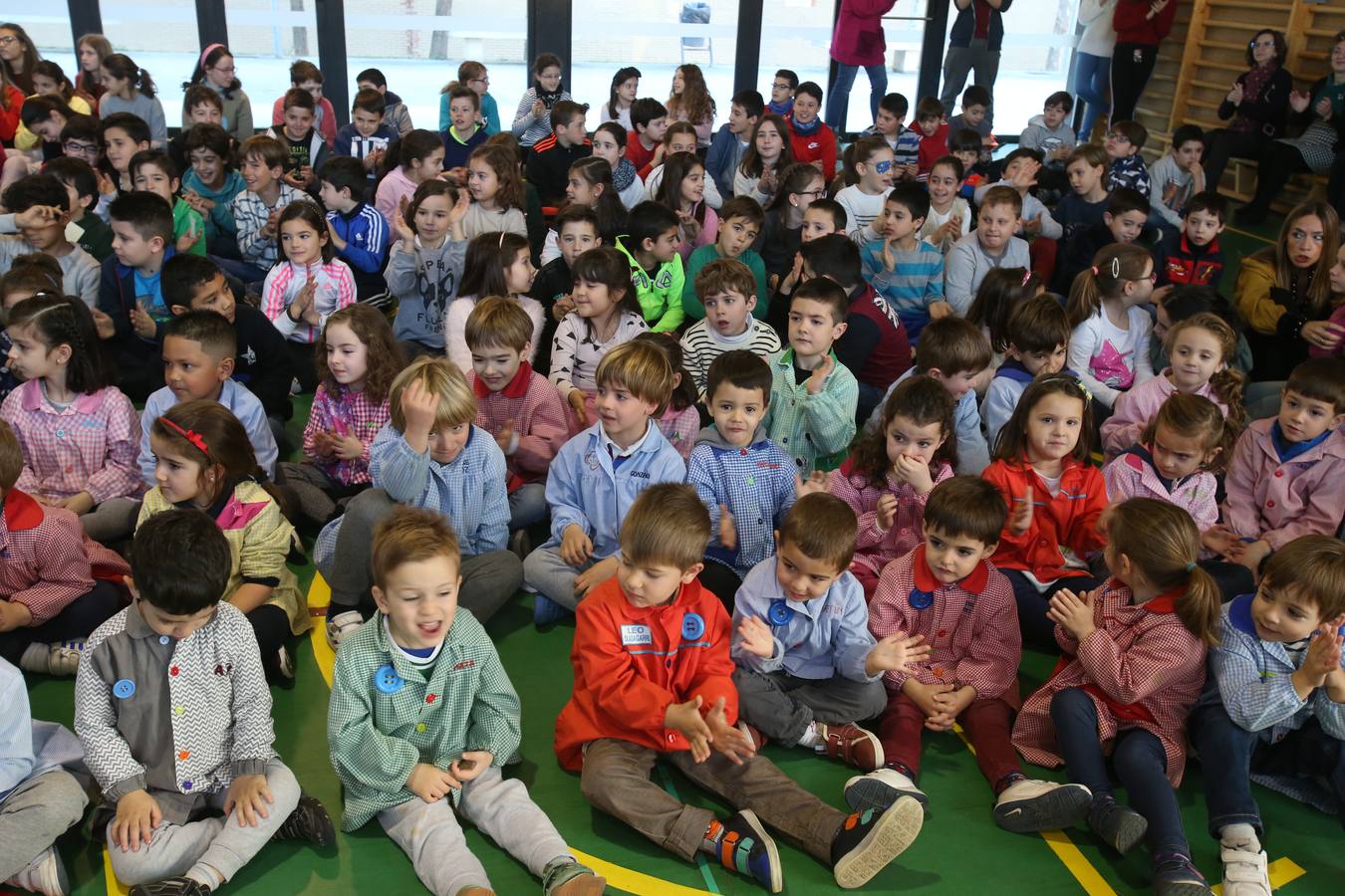 El guitarrista Pablo Sáenz Villegas actuó en directo para los alumnos del Colegio Siente Infantes de Logroño.