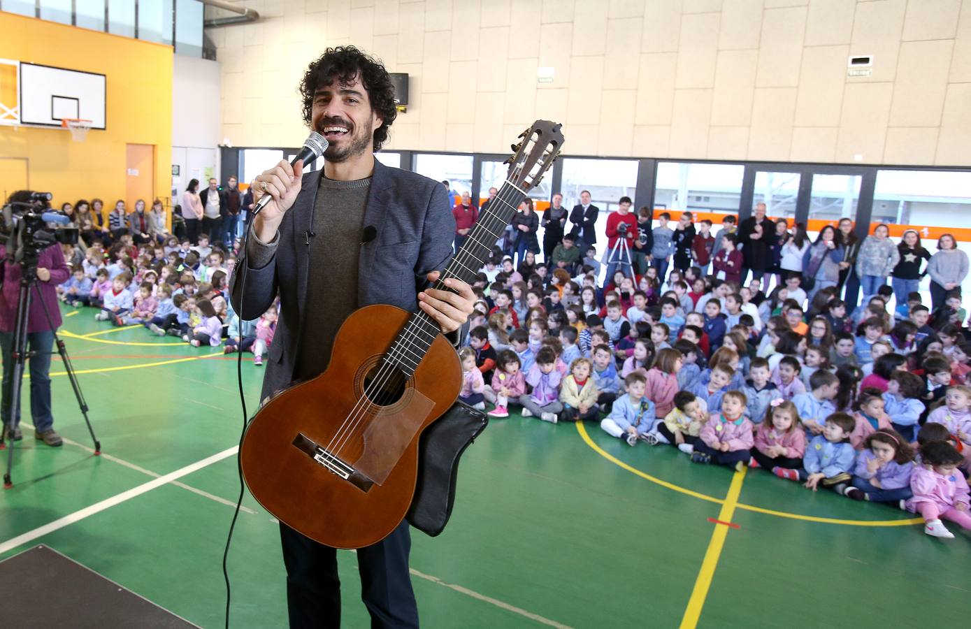 El guitarrista Pablo Sáenz Villegas actuó en directo para los alumnos del Colegio Siente Infantes de Logroño.