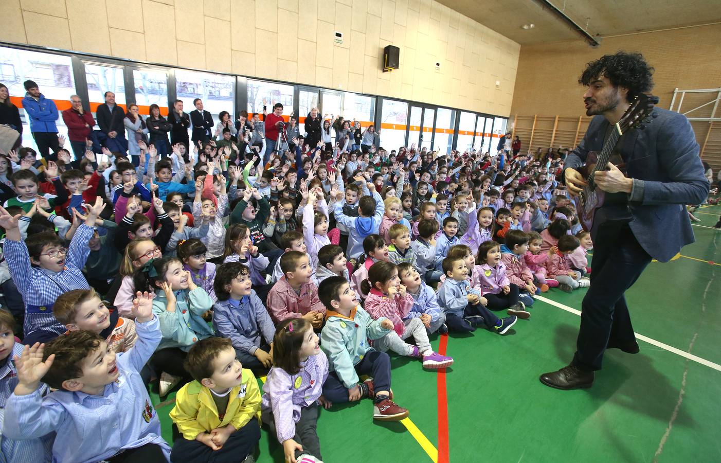 El guitarrista Pablo Sáenz Villegas actuó en directo para los alumnos del Colegio Siente Infantes de Logroño.