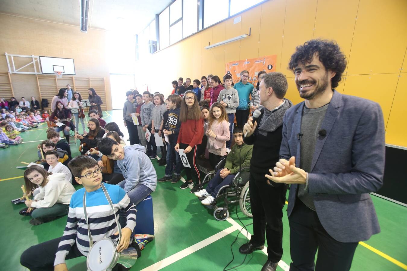 El guitarrista Pablo Sáenz Villegas actuó en directo para los alumnos del Colegio Siente Infantes de Logroño.