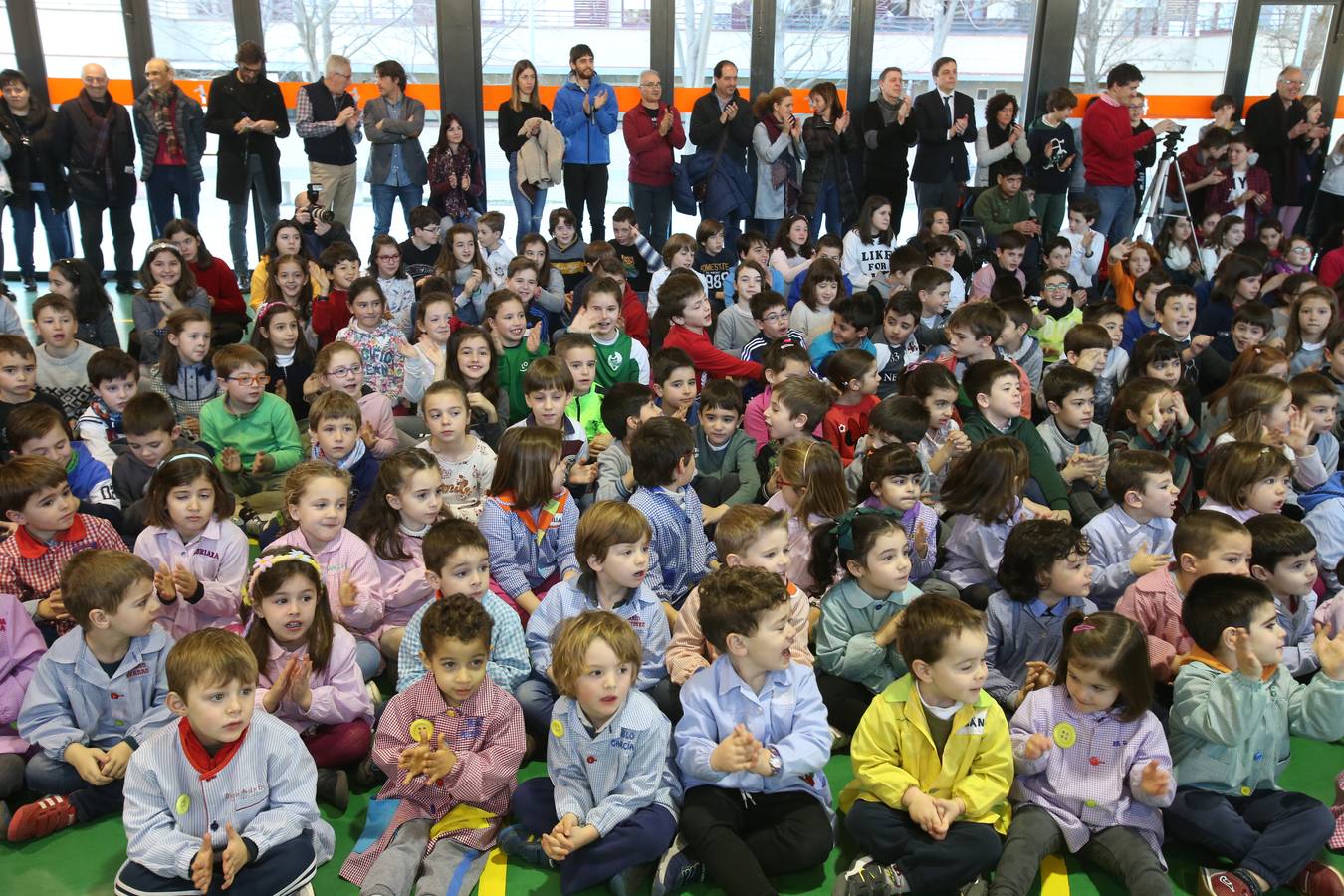 El guitarrista Pablo Sáenz Villegas actuó en directo para los alumnos del Colegio Siente Infantes de Logroño.