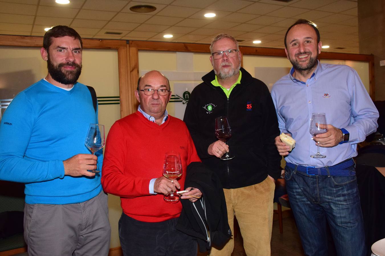 Los asistentes disfrutaron de una cata de vinos de Bodegas Ramón Bilbao antes de la entrega de premios.