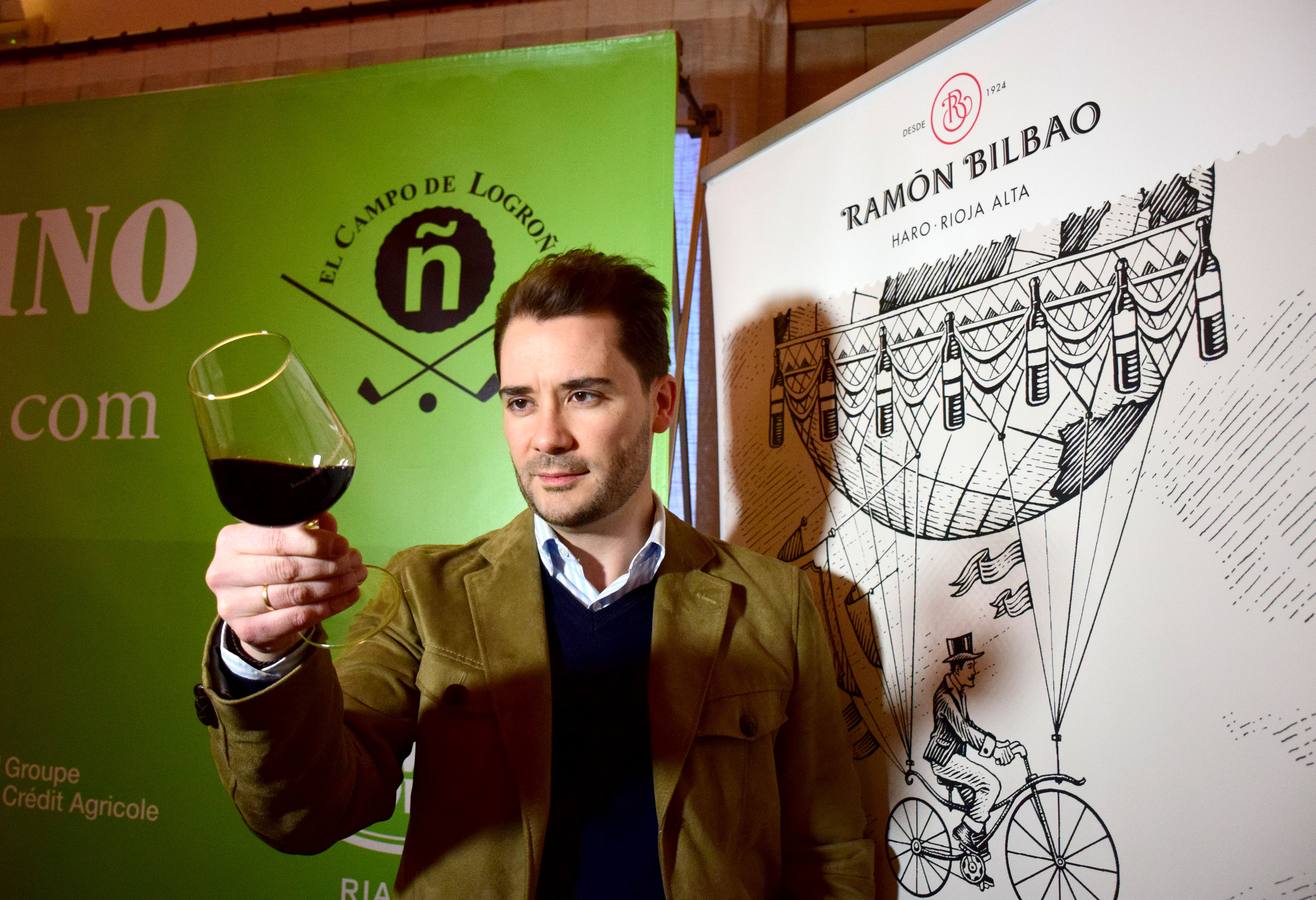 Los asistentes disfrutaron de una cata de vinos de Bodegas Ramón Bilbao antes de la entrega de premios.