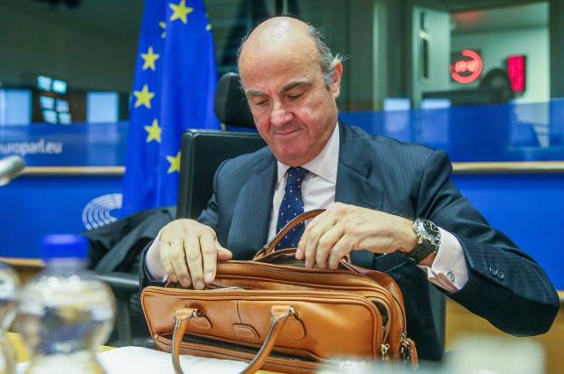 De Guindos tras responder ayer en Bruselas a la Comisión de Asuntos Económicos. :: s. lecocq / efe