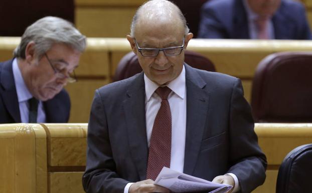 Montoro lee en el Senado. 