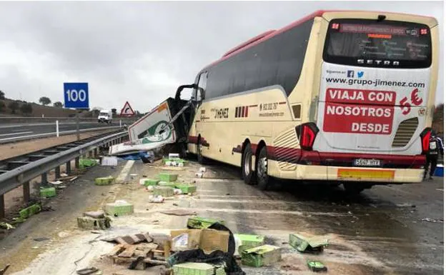 Autobús de la compañía Jiménez accidentado en Almuradiel. 