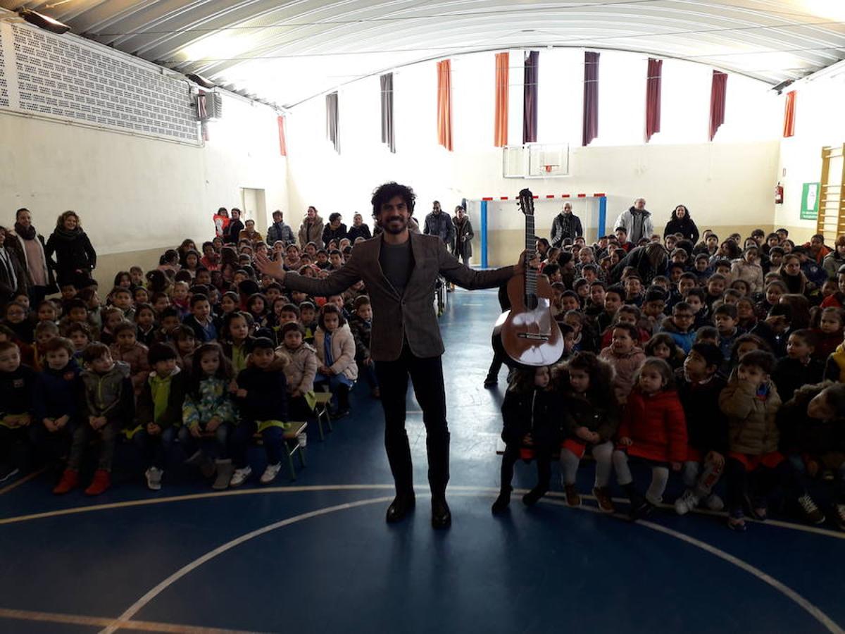 ´ablo Sáinz Villegas emplea la música para hablar de valores y emocione en los colegios de Logroño y Calahorra