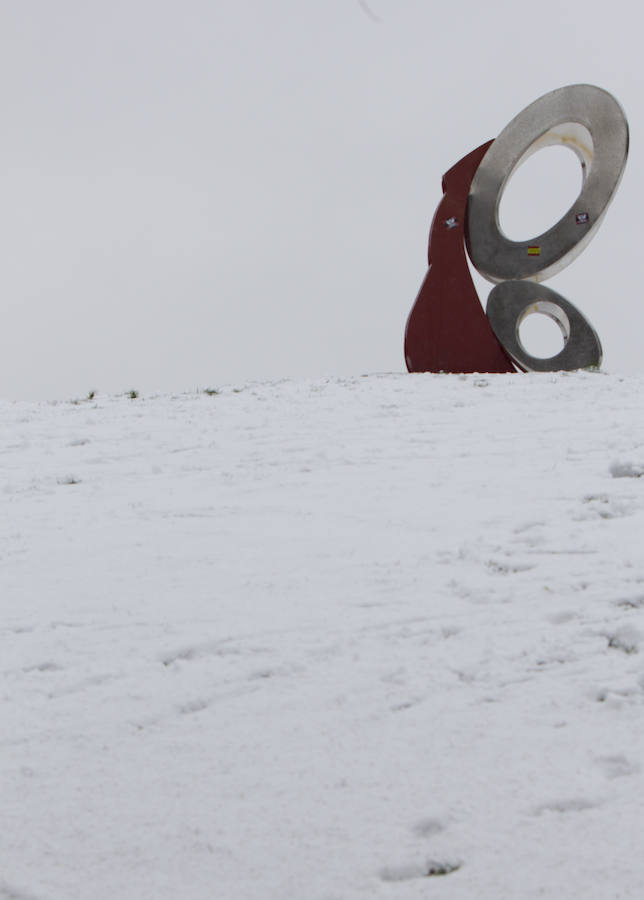 Un paseo mañanero se transforma como por arte de magia en una sensación diferente cada vez que un manto de nieve cubre la ciudad. El parque de San Miguel lucía con todo su esplendor la mañana de este 28 de febrero