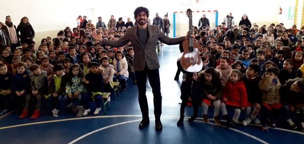 Pablo Sáinz Villegas, ayer, con los alumnos del colegio calagurritano Ángel Oliván. :: i. álvarez. 