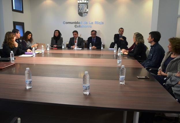 Los equipos directivos de los dos centros durante la reunión que mantuvieron con Galiana y Martínez-Portillo el 6 de febrero. :: i. álvarez. 