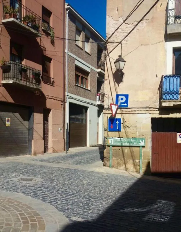 Cruce de la calle Palacio de difícil maniobra para camiones. :: pulgar