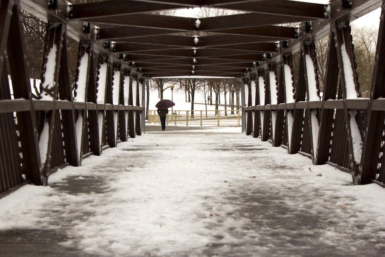 Un paseo mañanero se transforma como por arte de magia en una sensación diferente cada vez que un manto de nieve cubre la ciudad. El parque de San Miguel lucía con todo su esplendor la mañana de este 28 de febrero