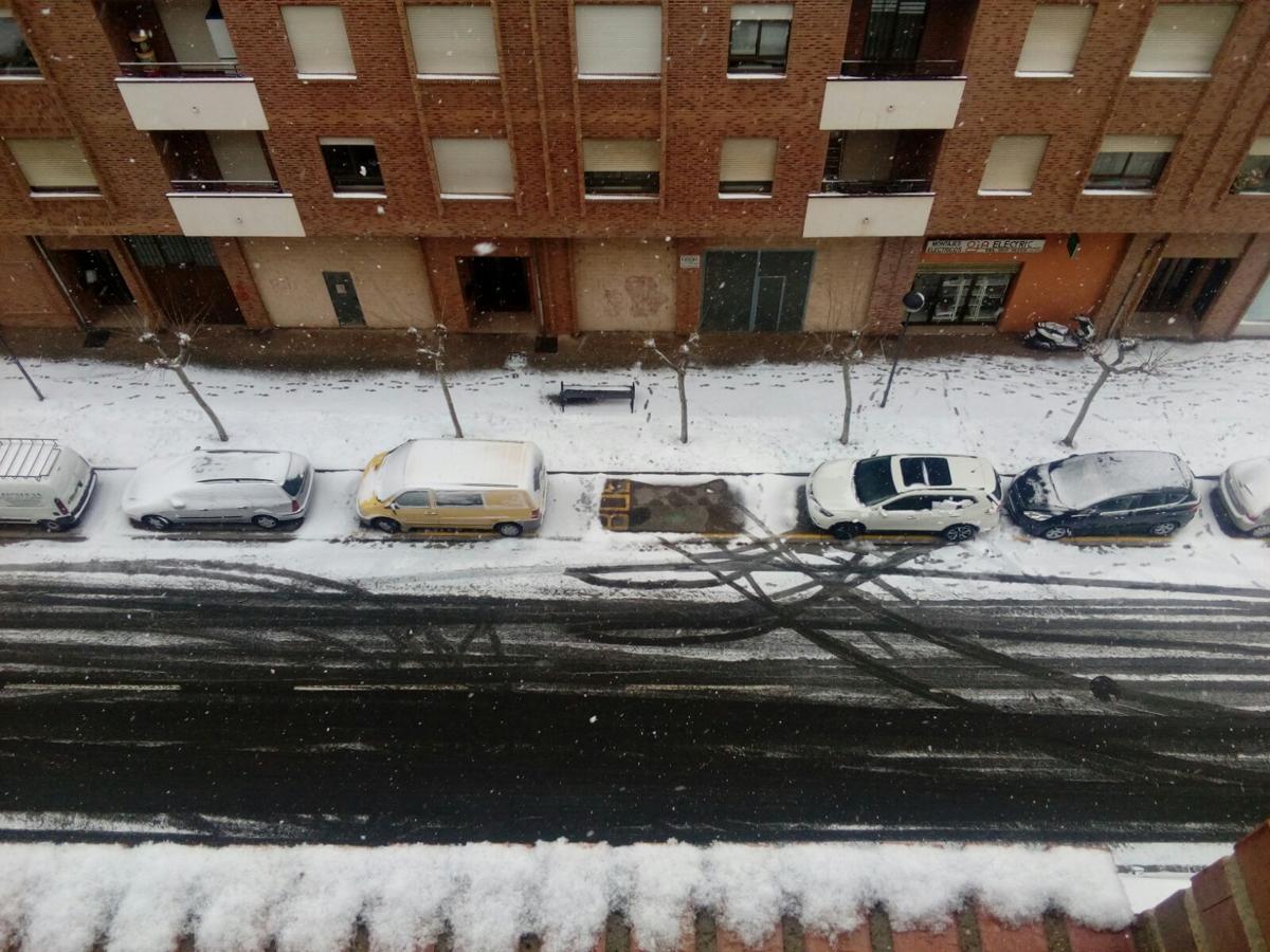 La nieve ha provocado numerosos problemas a primera hora en la capital