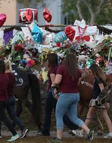 Imagen secundaria 2 - Con lágrimas pero desafiantes, supervivientes de la masacre en Florida vuelven a clase