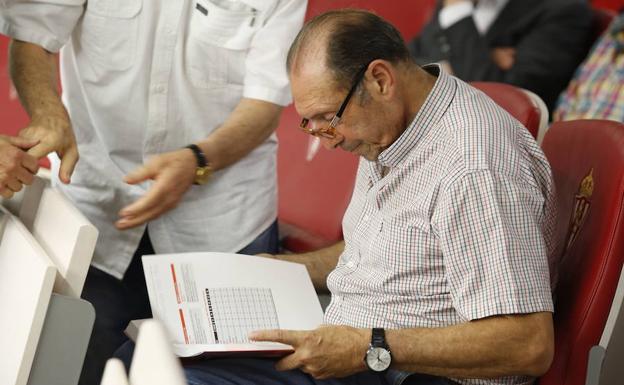 Galería. Enrique Castro 'Quini', en julio del año pasado, en la presentación del libro de Manolo Rosety sobre la 'Historia del Sporting en la Liga'.