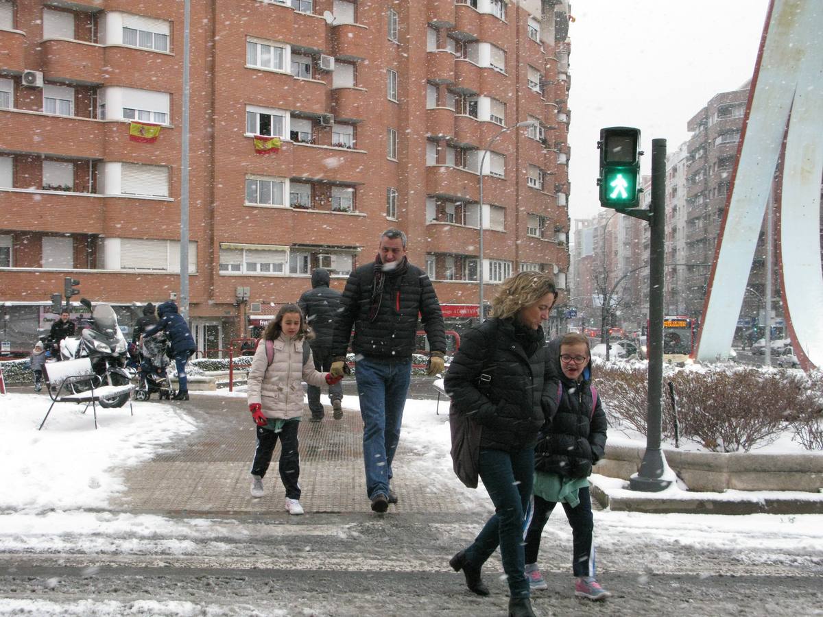 La nieve ha provocado numerosos problemas a primera hora en la capital