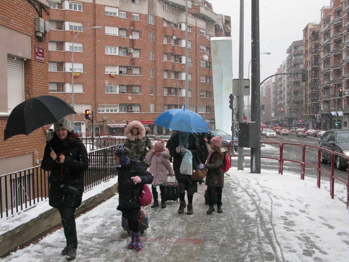 La nieve ha provocado numerosos problemas a primera hora en la capital