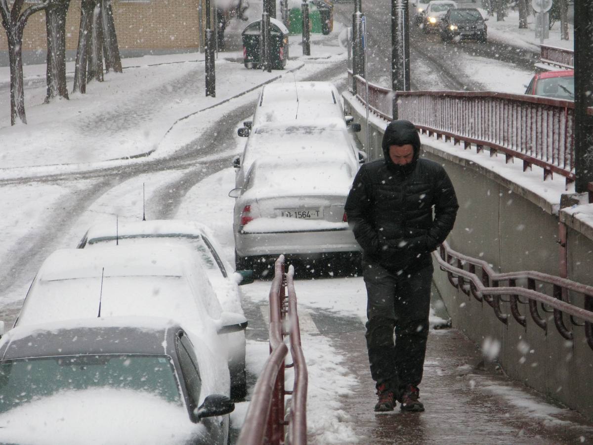 La nieve ha provocado numerosos problemas a primera hora en la capital