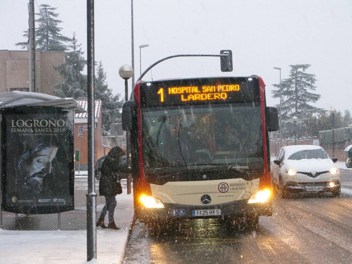 La nieve ha provocado numerosos problemas a primera hora en la capital