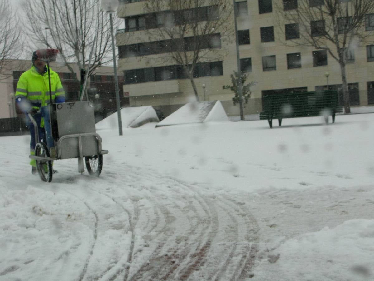 La nieve ha provocado numerosos problemas a primera hora en la capital