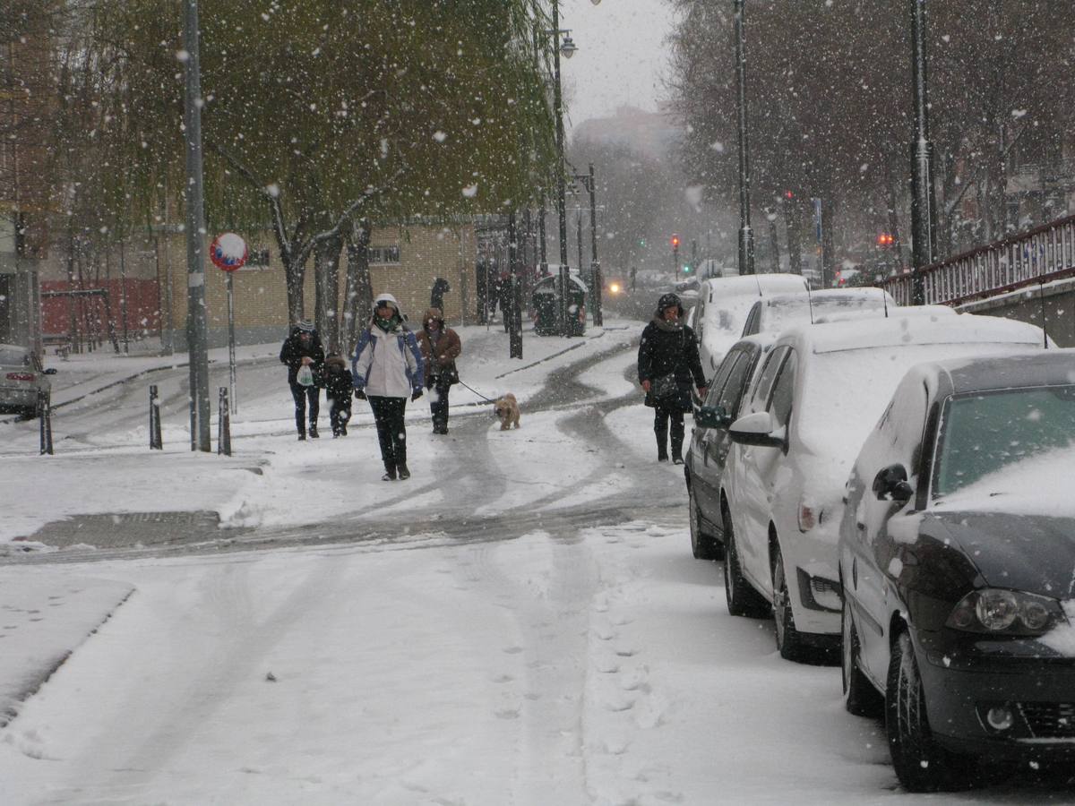 La nieve ha provocado numerosos problemas a primera hora en la capital