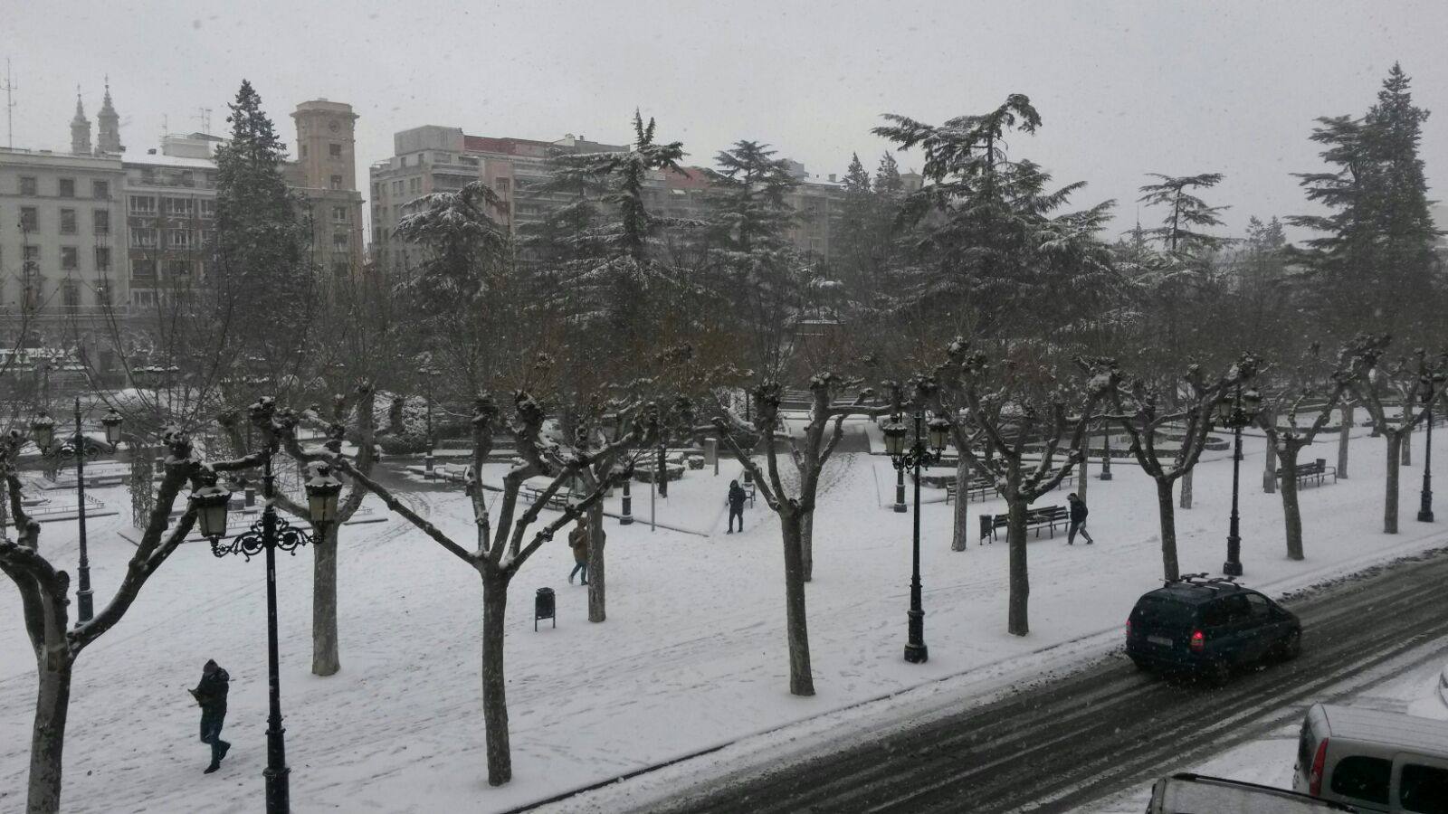 La nieve ha provocado numerosos problemas a primera hora en la capital