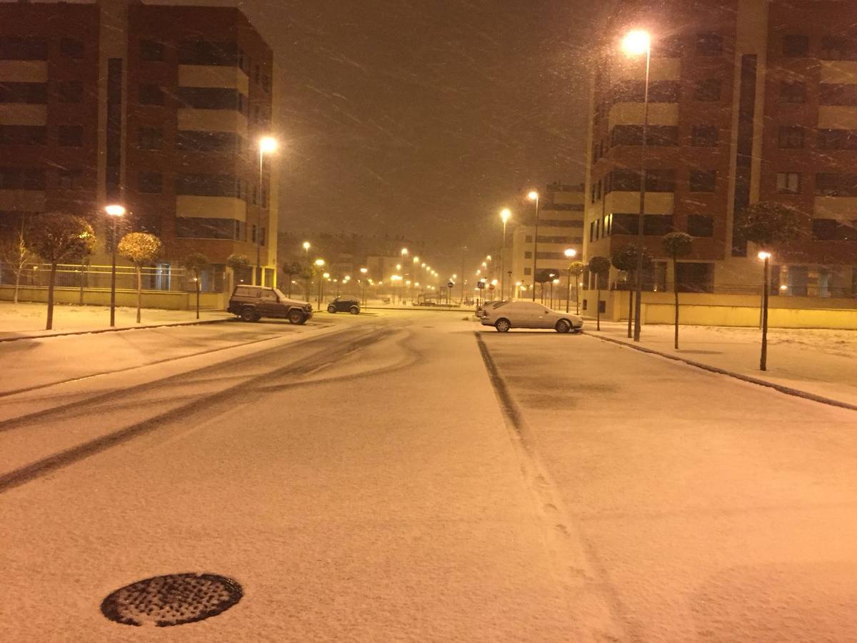 La nieve ha provocado numerosos problemas a primera hora en la capital