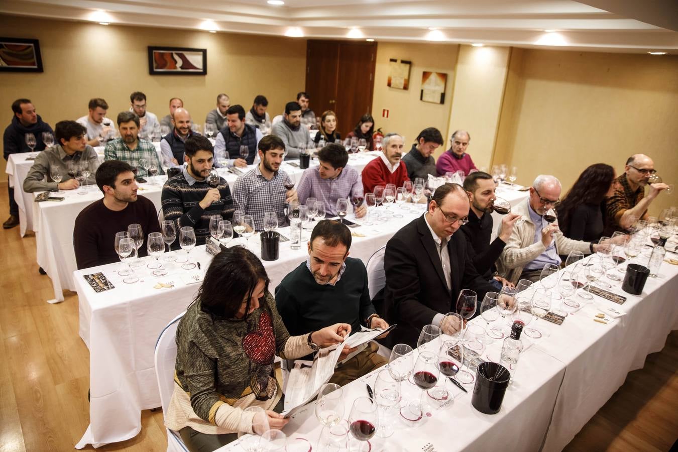 Carlos Fernández, de Bodegas Tierra, presentó sus vinos en el Club de Catas de lomejordelvinoderioja.com.