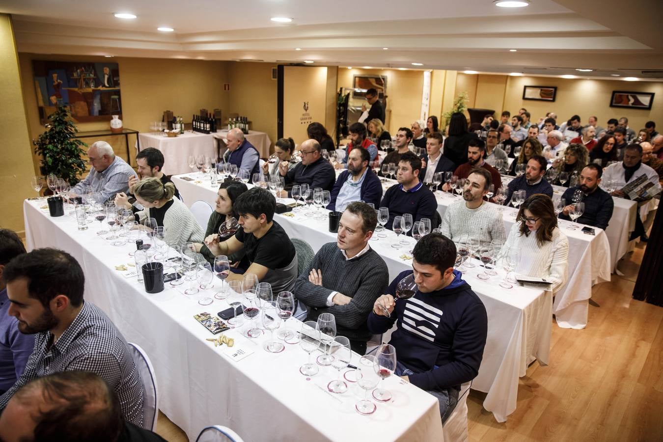 Carlos Fernández, de Bodegas Tierra, presentó sus vinos en el Club de Catas de lomejordelvinoderioja.com.