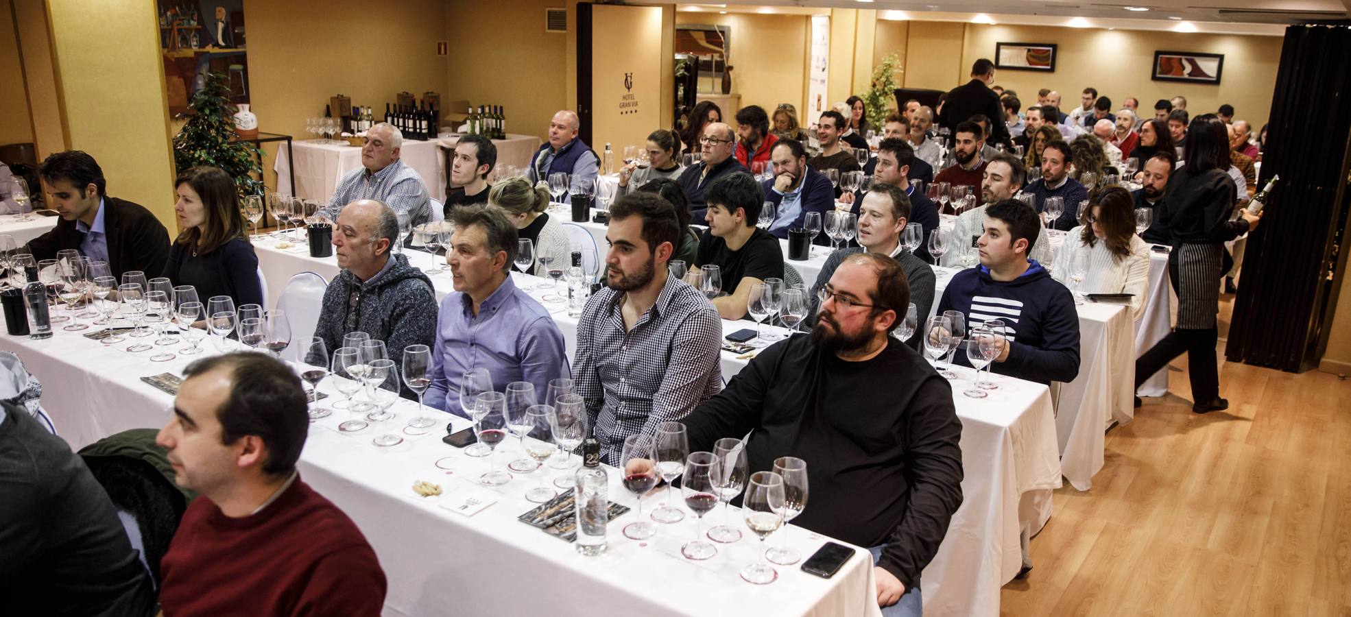 Carlos Fernández, de Bodegas Tierra, presentó sus vinos en el Club de Catas de lomejordelvinoderioja.com.