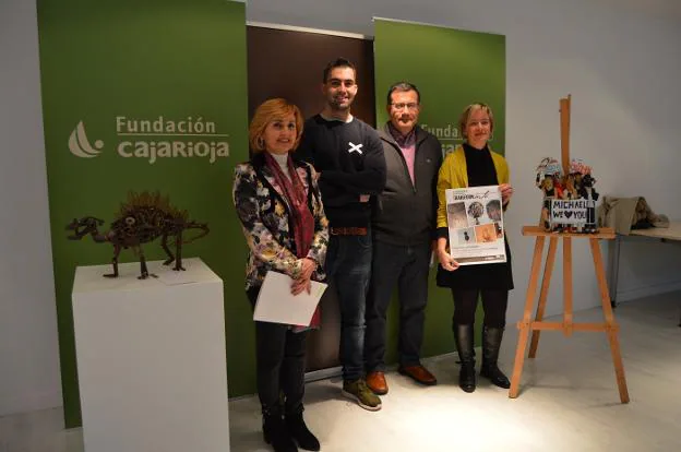 El ganador, entre responsables de Fundación Caja Rioja-Bankia. :: e.p.