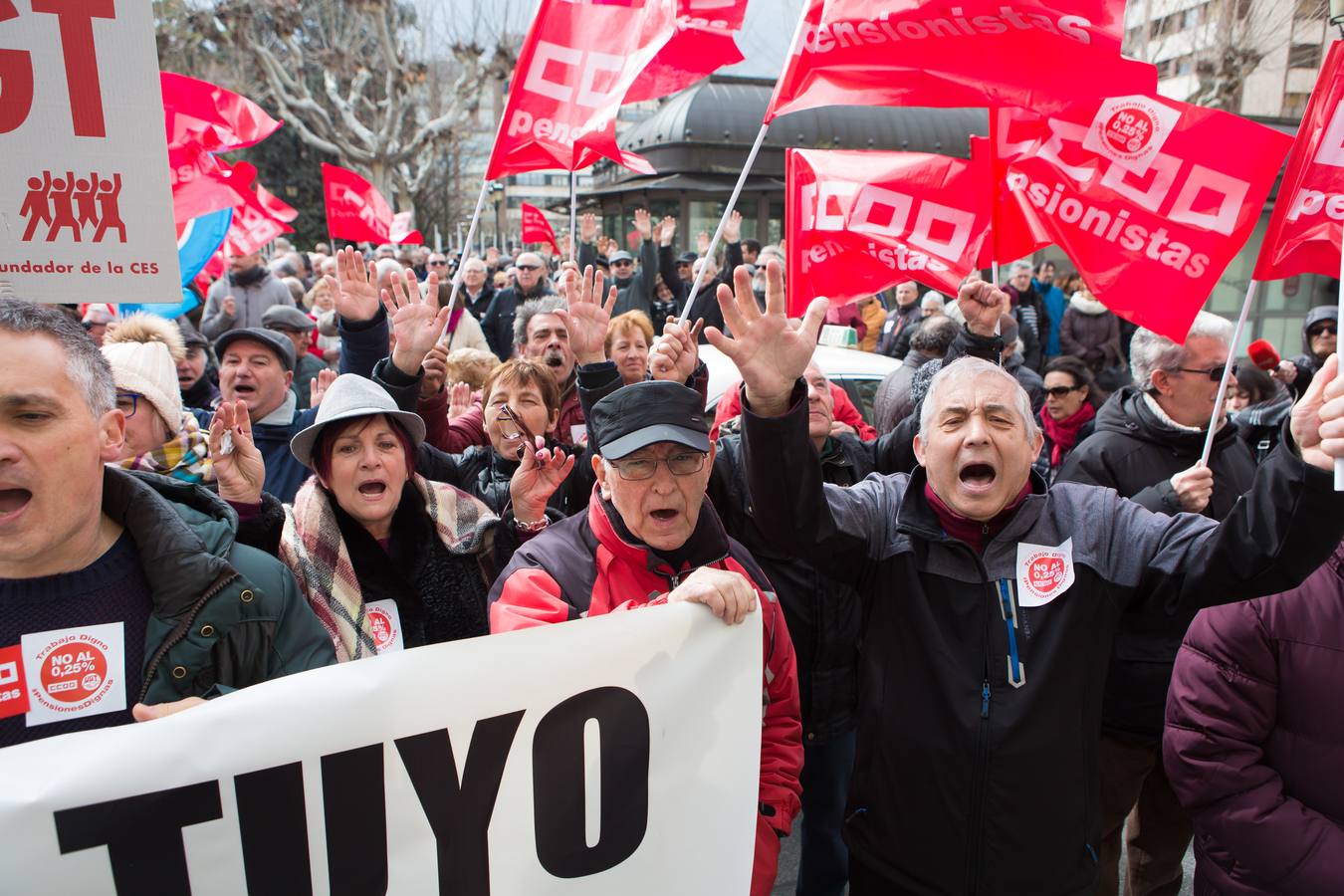 Los jubilados han vuelto a manifestarse frente a la Delegación del Gobierno en Logroño para protestar por la "miseria" del 0,5% de incremento en las pensiones y reivindicar su sostenibilidad. 