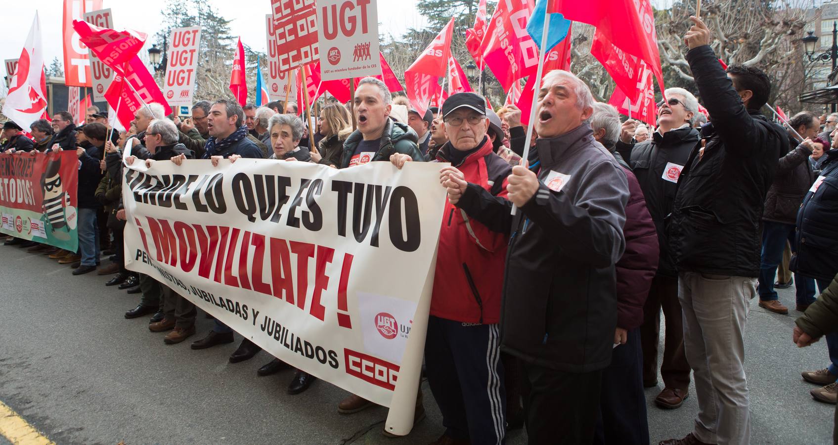 Los jubilados han vuelto a manifestarse frente a la Delegación del Gobierno en Logroño para protestar por la "miseria" del 0,5% de incremento en las pensiones y reivindicar su sostenibilidad. 