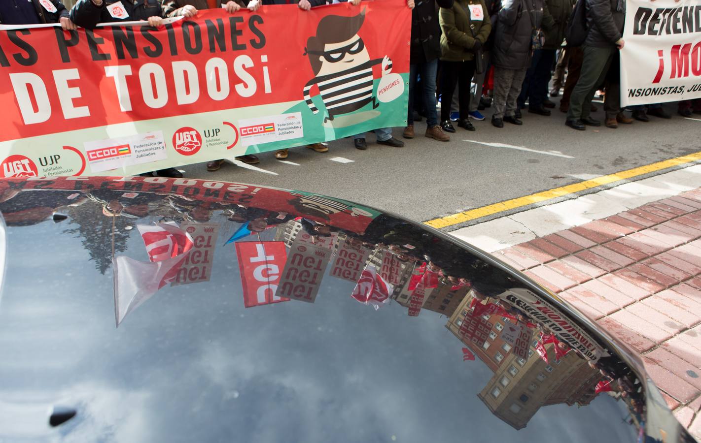 Los jubilados han vuelto a manifestarse frente a la Delegación del Gobierno en Logroño para protestar por la "miseria" del 0,5% de incremento en las pensiones y reivindicar su sostenibilidad. 