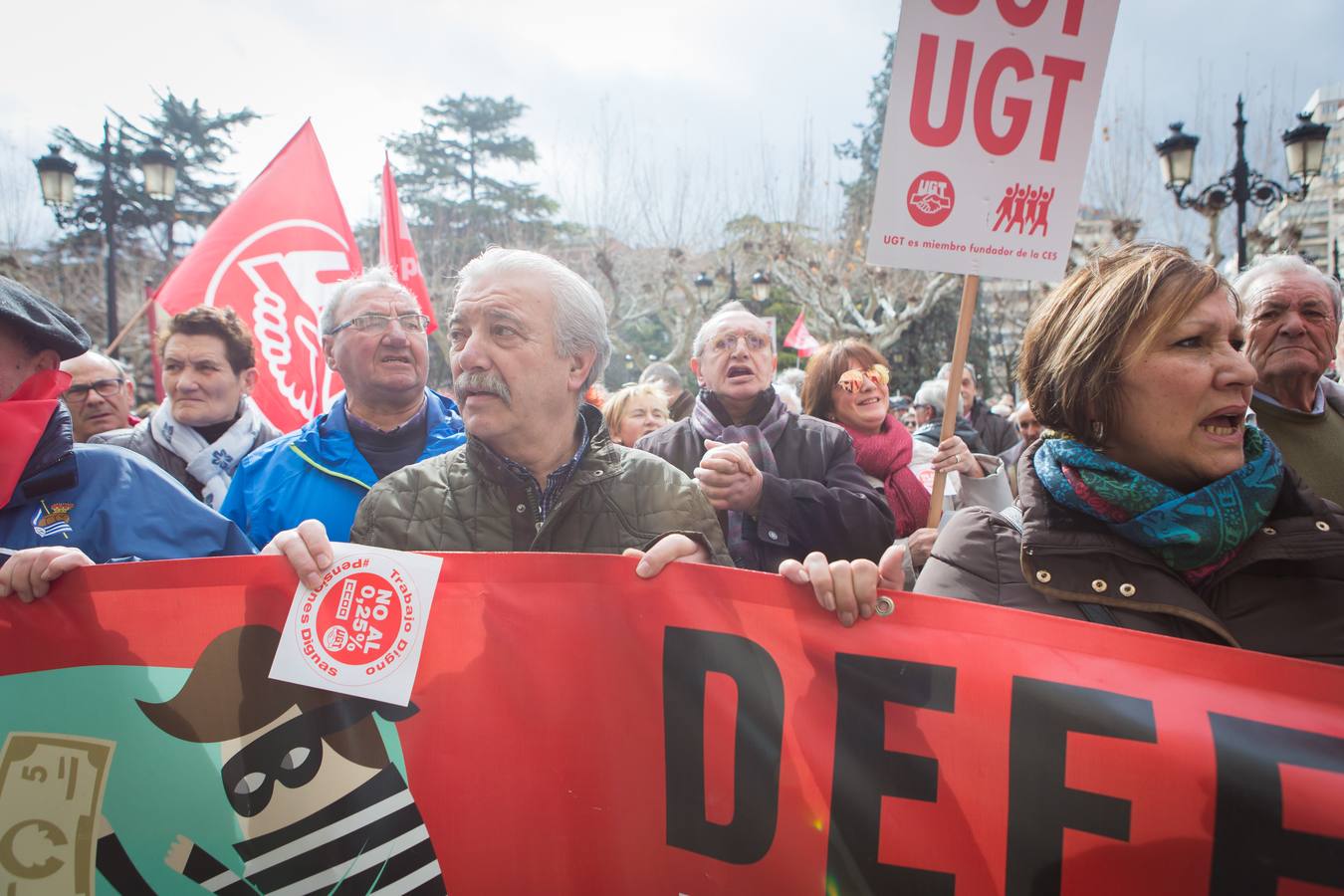 Los jubilados han vuelto a manifestarse frente a la Delegación del Gobierno en Logroño para protestar por la "miseria" del 0,5% de incremento en las pensiones y reivindicar su sostenibilidad. 